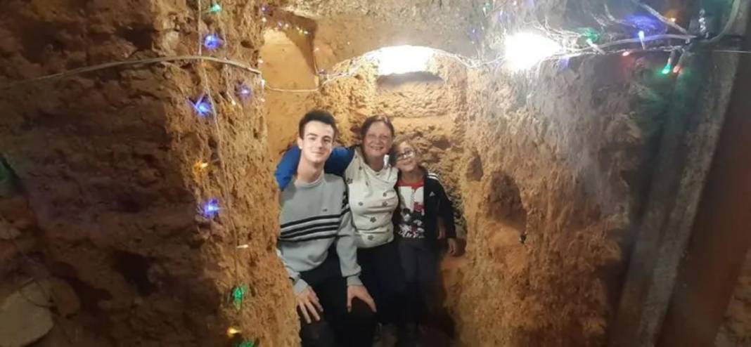 Ailesine kızınca bahçede açtığı çukurda yaşamaya başladı! 2 oda 1 salon ev : Isıtma sistemi bile kurdu! 9